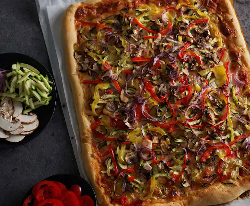 pizza wegetariańska z różnymi warzywami