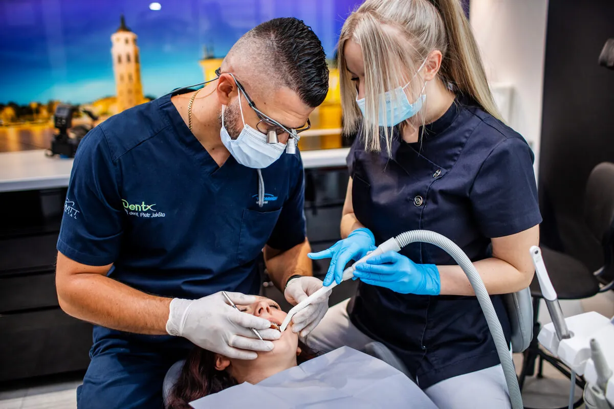 R&oacute;żne specjalizacje stomatologiczne: ortodonta, chirurg szczękowy, endodonta