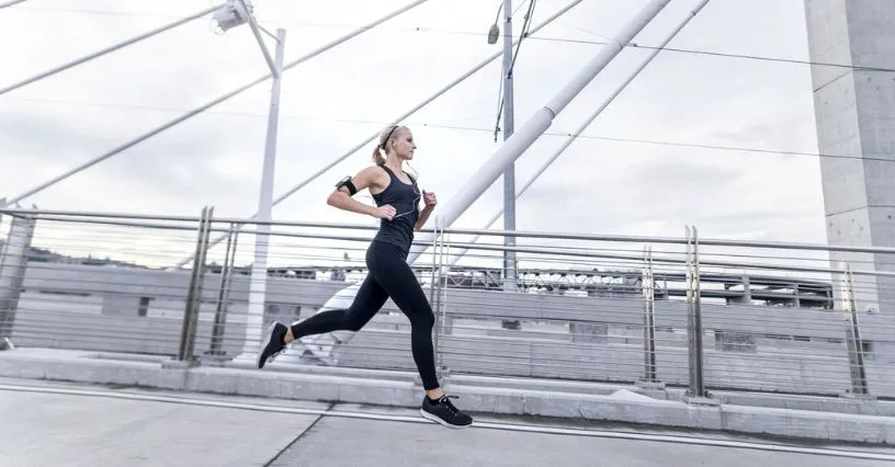 kobieta biegnąca w odpowiednich butach do biegania