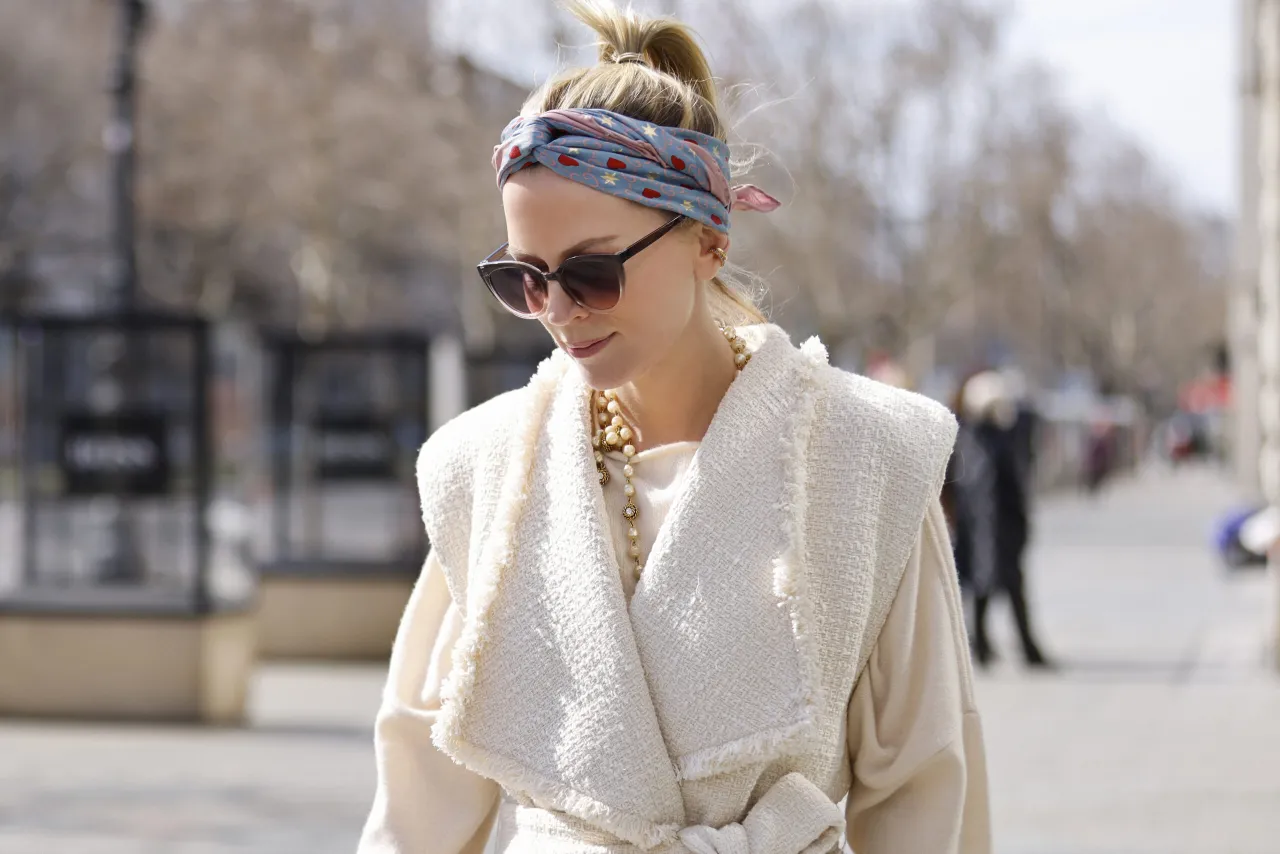 Stylowa opaska do włos&oacute;w z węzłem, jak nosić ją na co dzień, dodając uroku stylizacji.