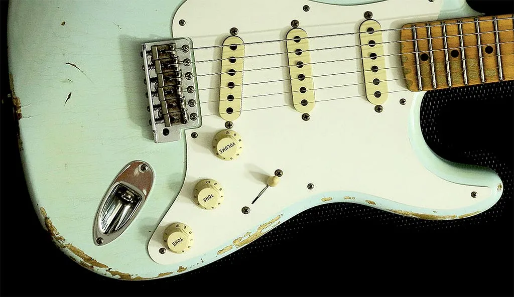 Vergilbte Nitrolack Gitarre vs neue Poly Lack Gitarre