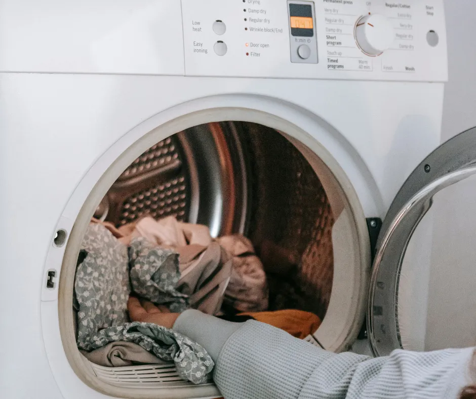 pralka załadowana skarpetkami