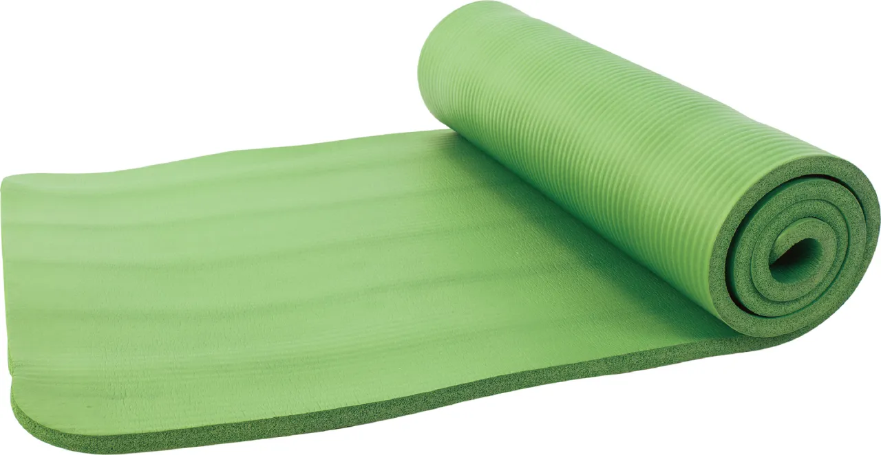 Zielona, zwinięta mata do ćwiczeń. Idealna do jogi i pilatesu, podpowie Ci, jaką mata do ćwiczeń jaką wybrać.