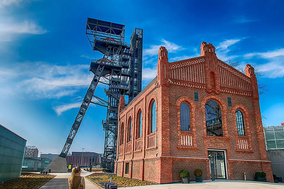 Wieża szybu kopalnianego i ceglany budynek to ciekawe miejsca, kt&oacute;re warto zobaczyć na Śląsku.