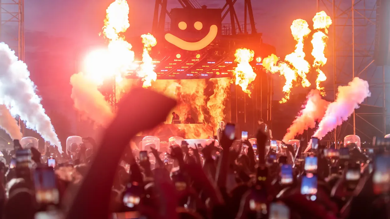 Koncertowy szał! Płomienie, dym i tłum z telefonami. Zastanawiasz się, ile trwają koncerty Maty? Ta energia sugeruje, że długo!