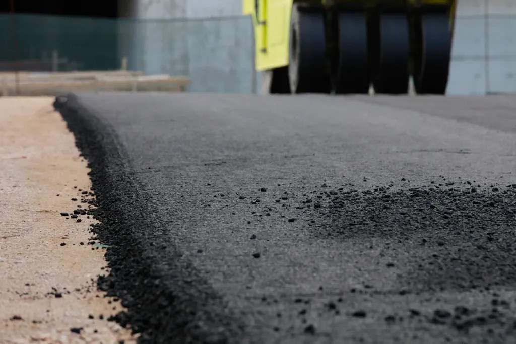 Układanie asfaltu w słońcu