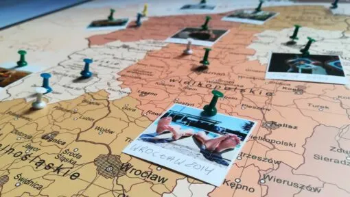 Mapa Polski z ikonami biur podróży i znakami zapytania