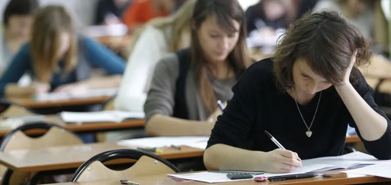 uczeń piszący próbną maturę skupienie