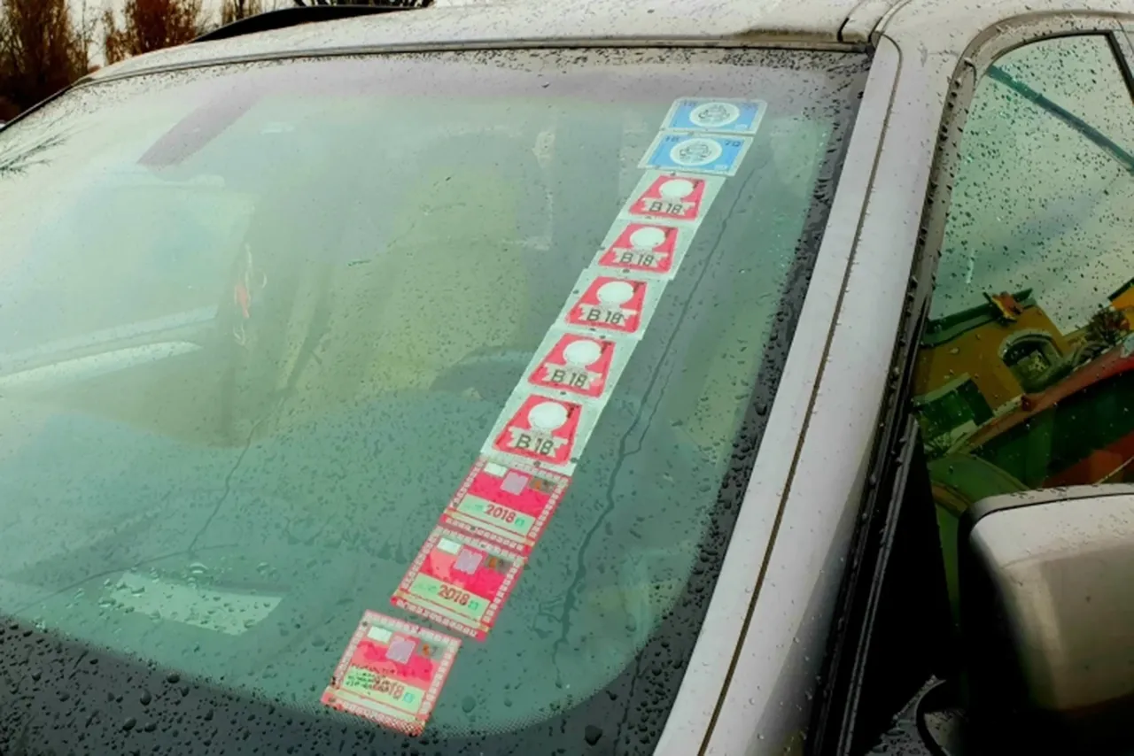 Naklejki na szybie samochodu, kt&oacute;re trzeba usunąć. Wiele naklejek B.18 i z roku 2018.