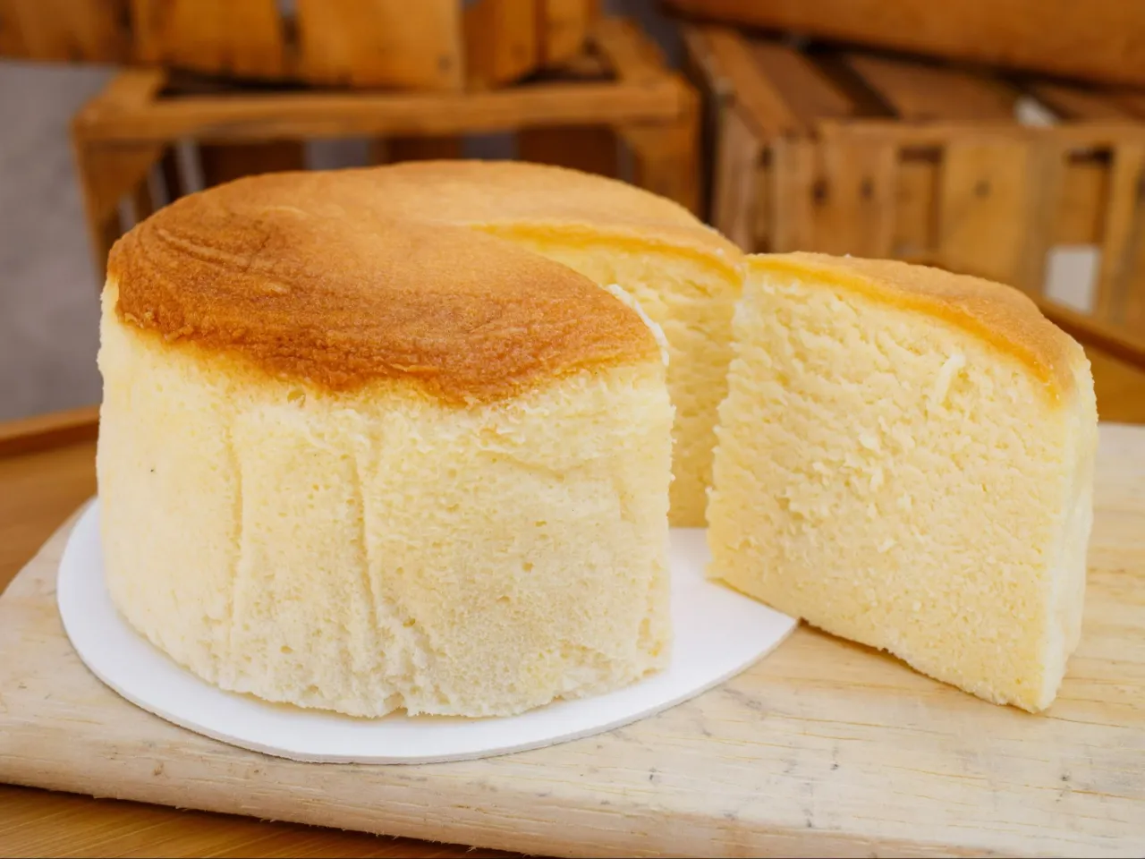 Puszysty sernik jak chmurka przekrojony