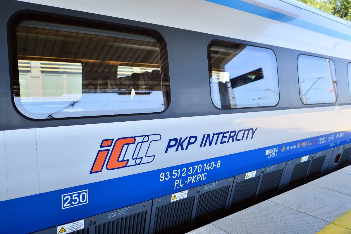 PKP Intercity - numer wagonu 250. Jak nie pomylić pociągu? Sprawdź oznaczenia na drzwiach i numer składu.