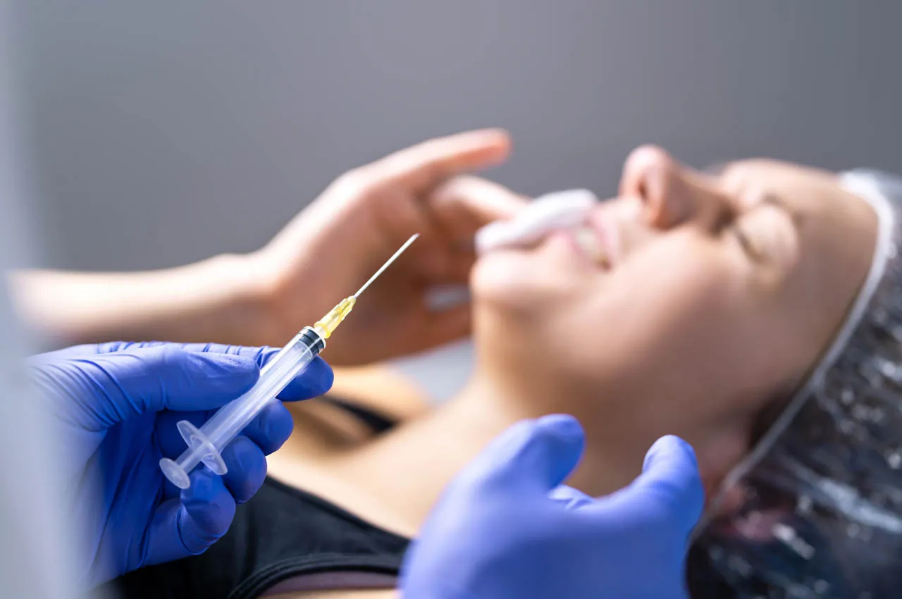 lekarz medycyny estetycznej podający hialuronidazę