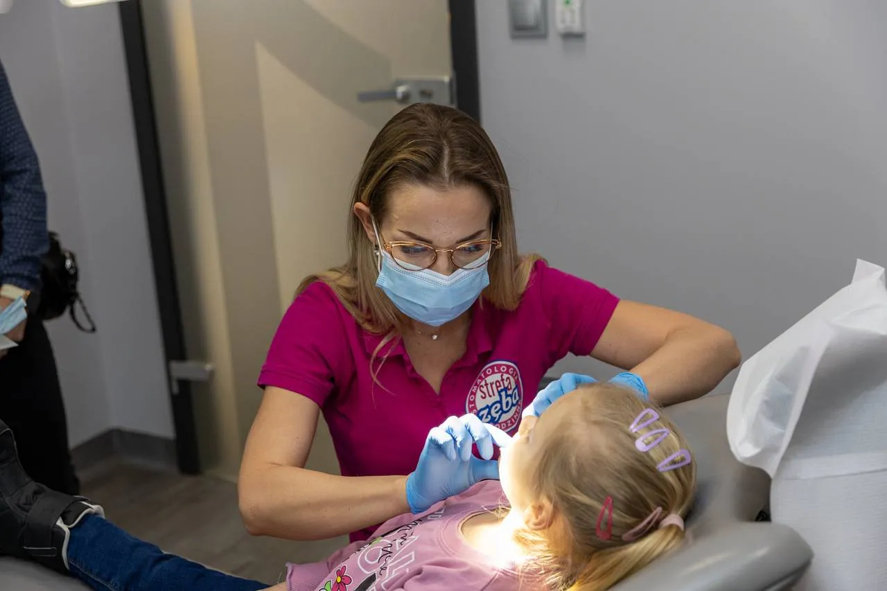 Pacjent u dentysty po zabiegu higienizacji