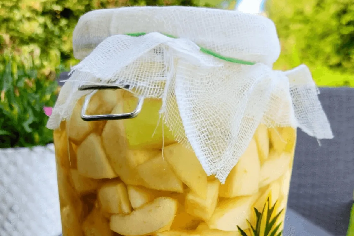 Rozcieńczony ocet jabłkowy w szklance ze słomką