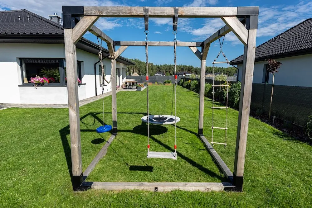 planowanie strefy bezpieczeństwa huśtawki w ogrodzie