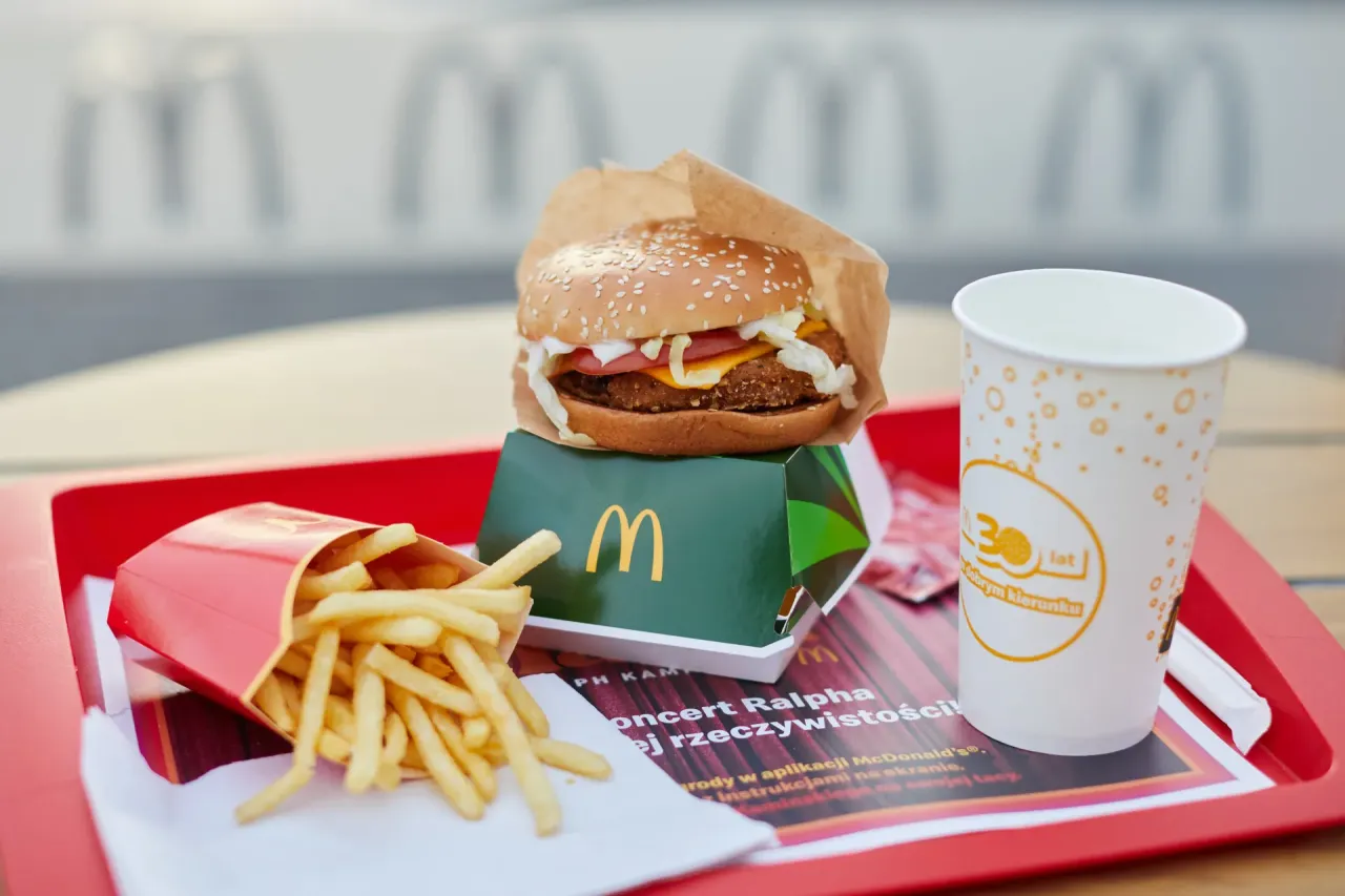zestaw McDonald's z hamburgerem, frytkami i colą na tacy