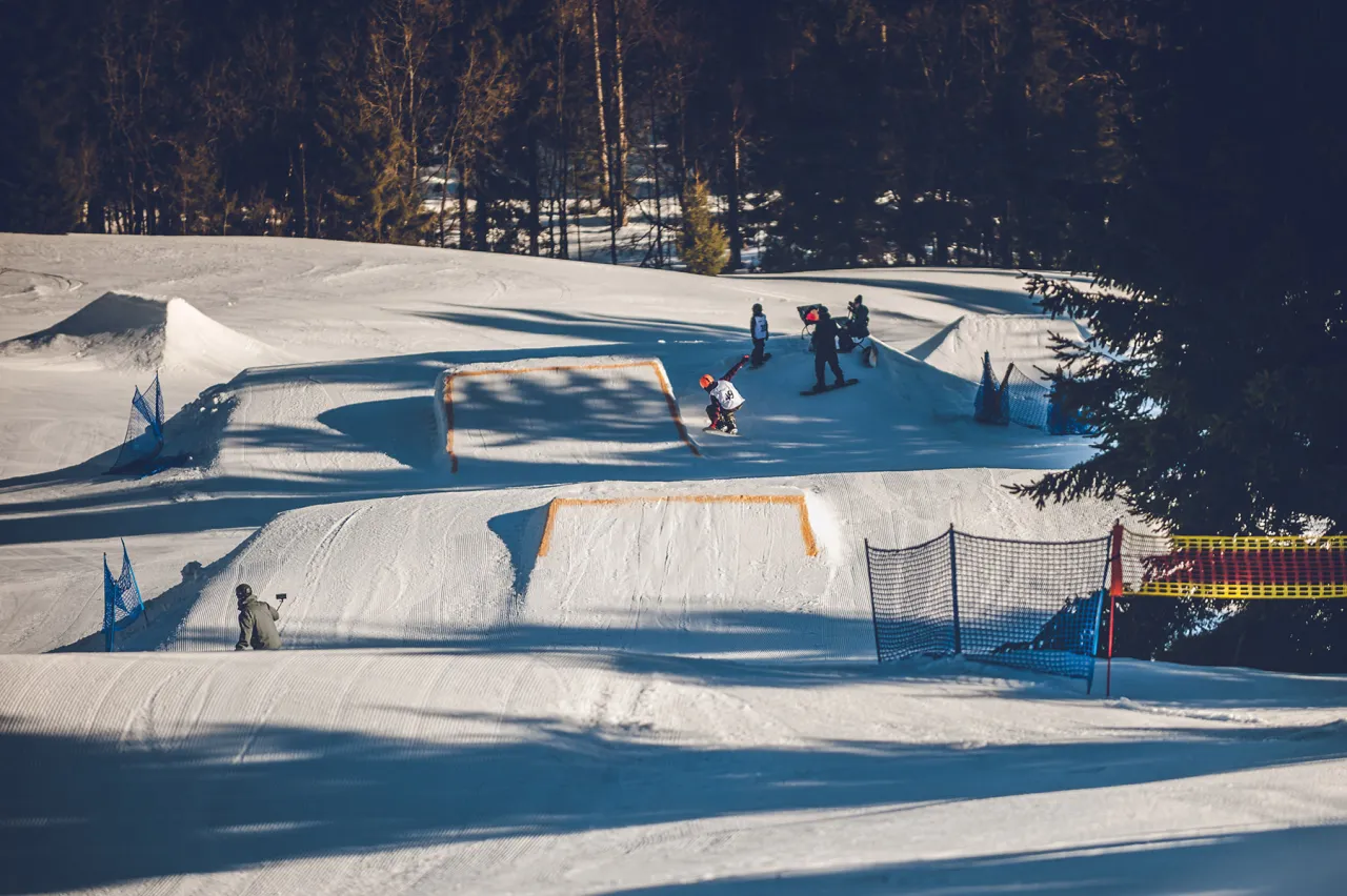 Zdjęcie Snowpark w Ogrodniczkach - wyjątkowe trasy snowboardowe i atrakcje