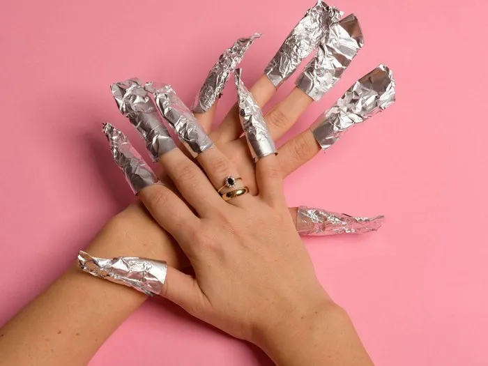 usuwanie paznokci żelowych acetonem krok po kroku