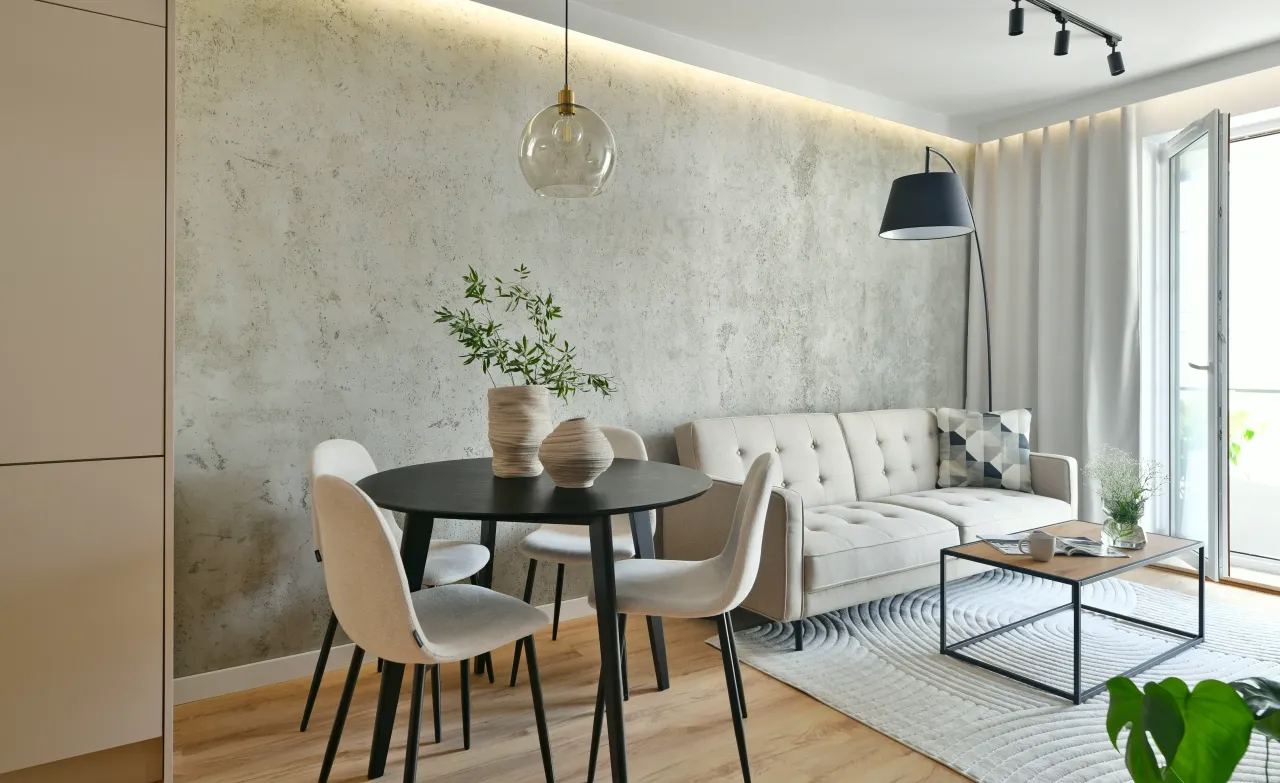 Beton dekoracyjny na ścianie w salonie