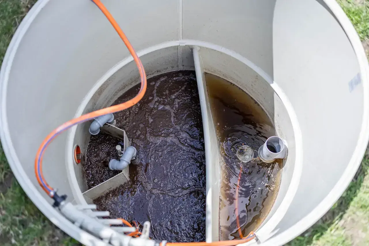 Wnętrze nowoczesnej oczyszczalni ścieków, gdzie woda przepływa przez komory. To nie zwykłe szambo!