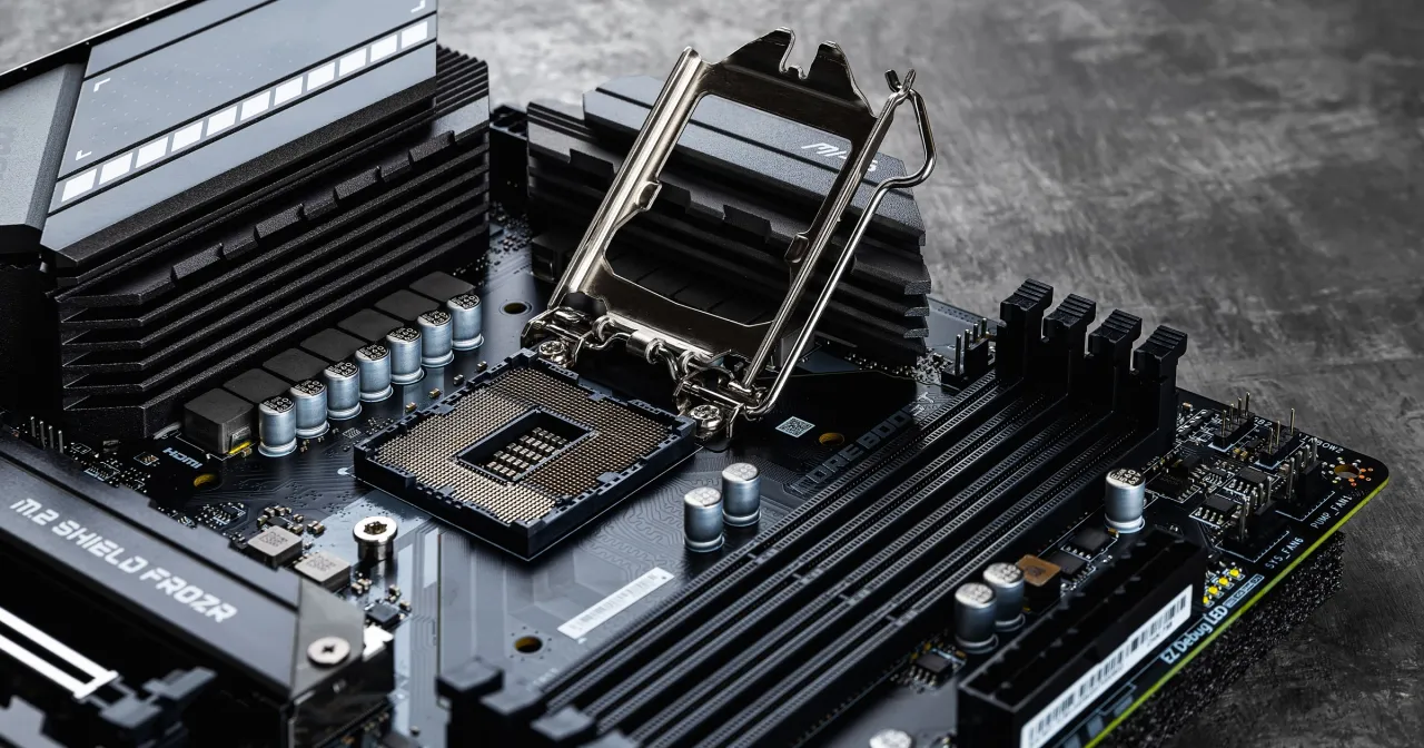 Płyta główna komputera z podłączonymi kablami