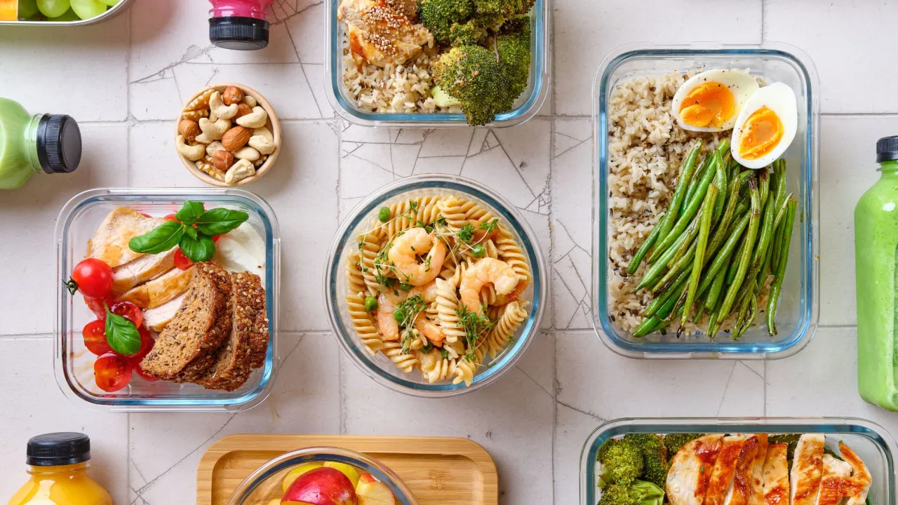 Zdrowe posiłki na wieczór po treningu: kurczak z brokułami, makaron z krewetkami, ryż z fasolką i jajkiem.