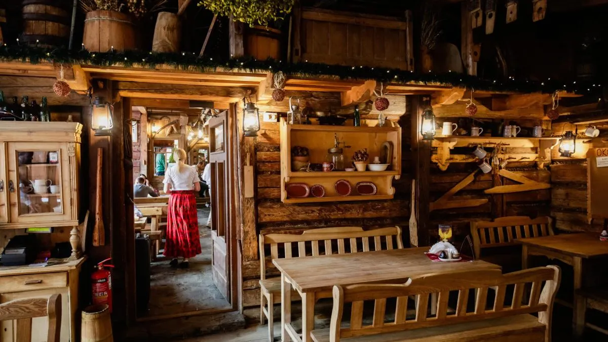 wnętrze karczmy g&oacute;ralskiej Zakopane