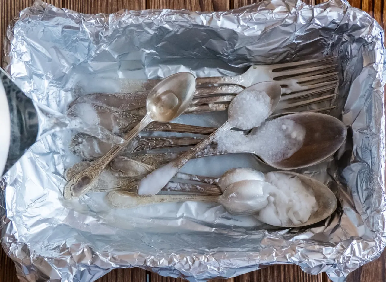 domowe czyszczenie srebra folią aluminiową składniki