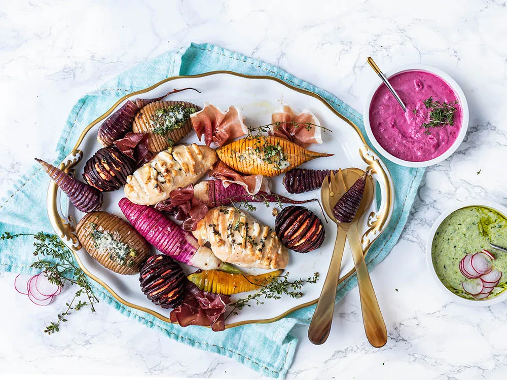 buntes Blechgericht mit H&auml;hnchen und Gem&uuml;se frisch aus dem Ofen