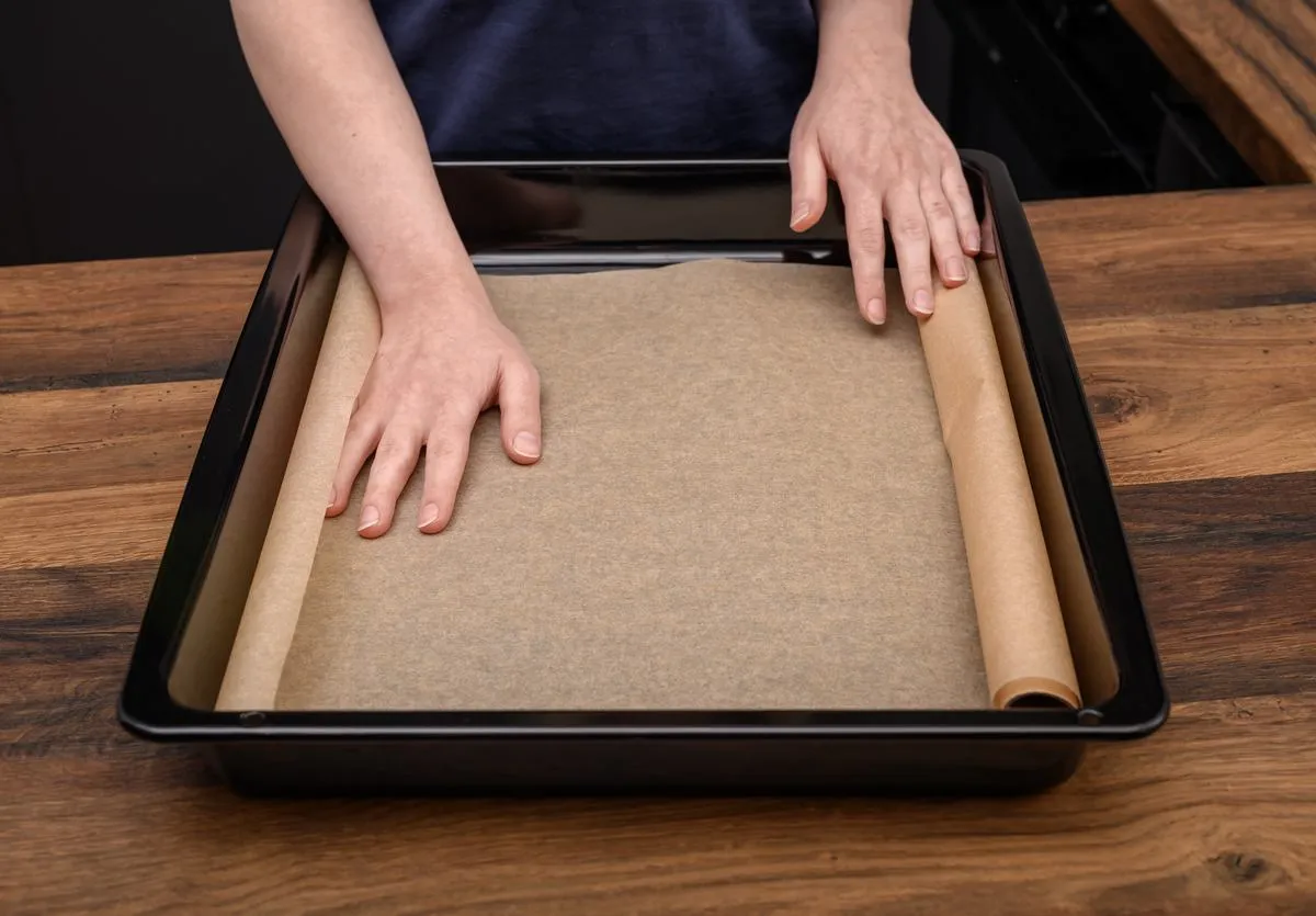 Prawidłowe użycie papieru do pieczenia w blaszce