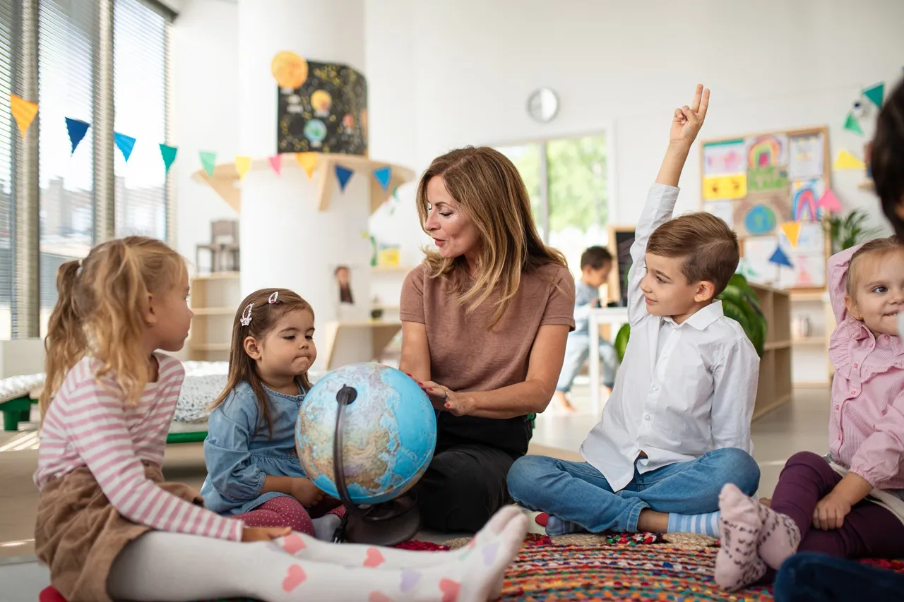 Różnice w zarobkach przedszkole publiczne vs prywatne