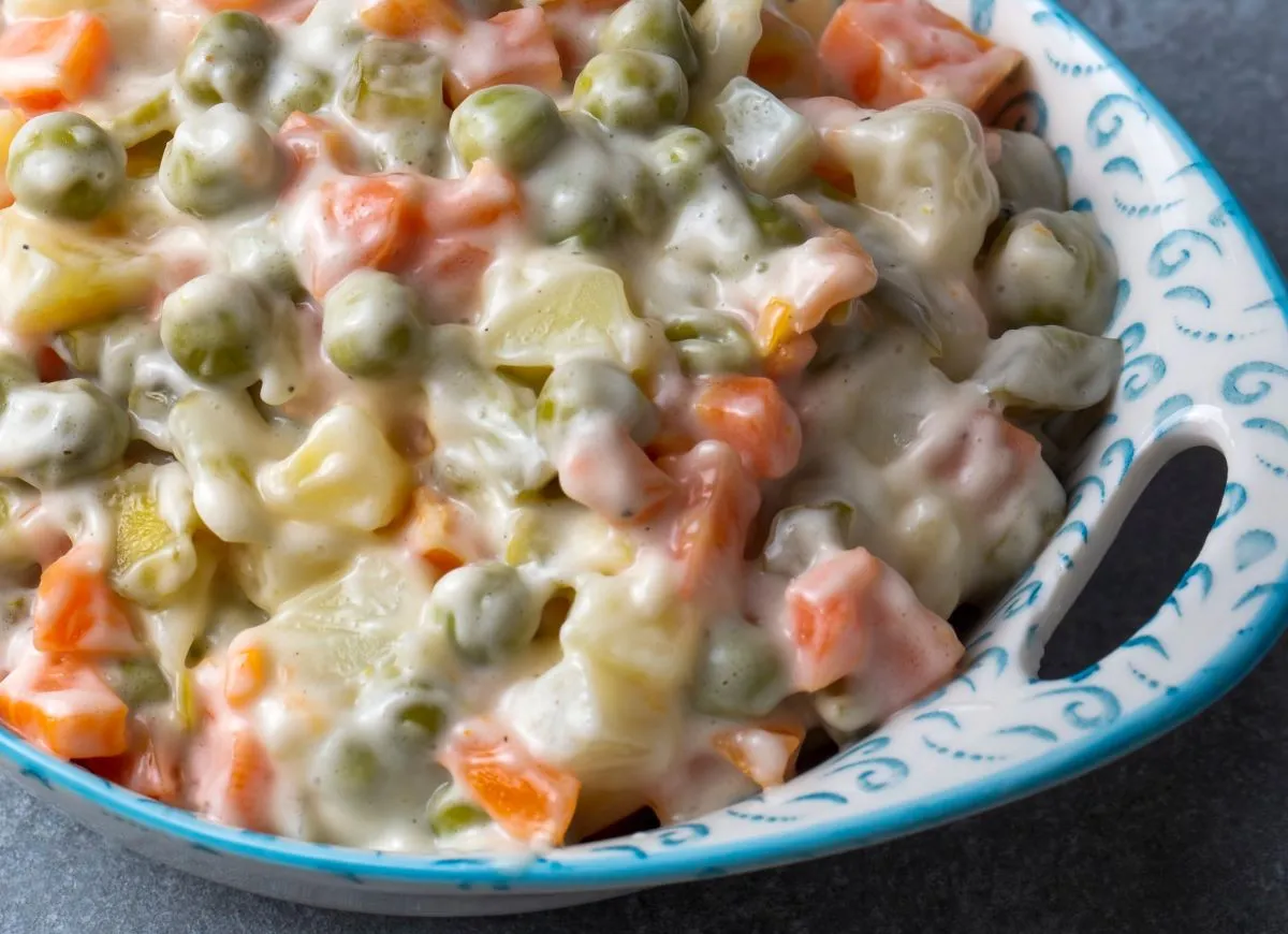 Lekka sałatka jarzynowa z jogurtem