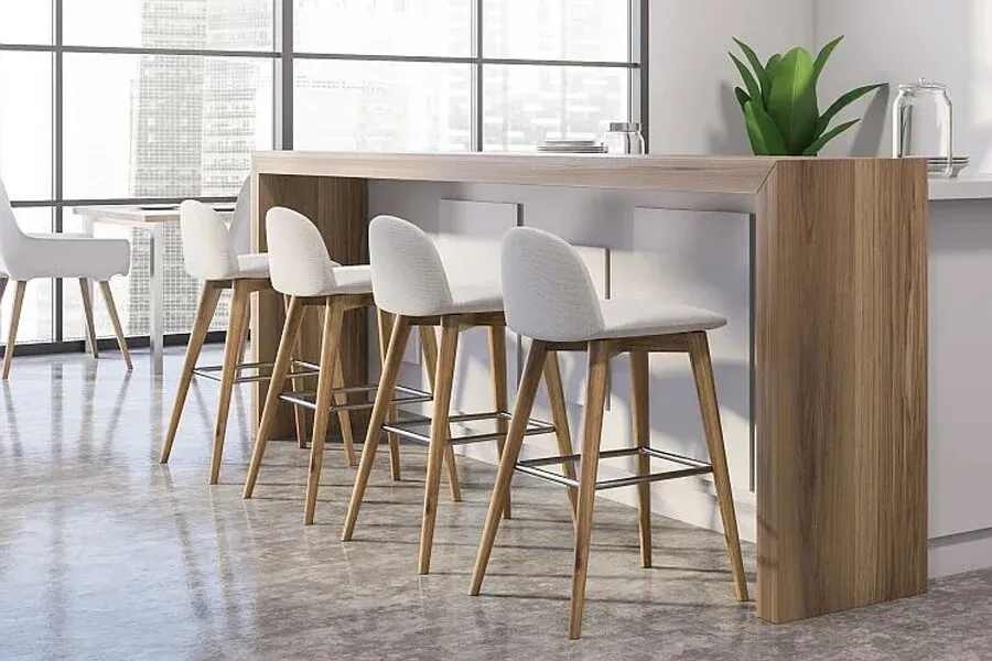 hokery z r&oacute;żnych materiał&oacute;w w nowoczesnej kuchni