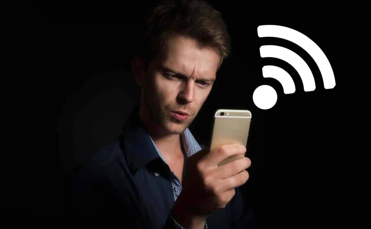 osoba podłączająca telefon do wifi w domu