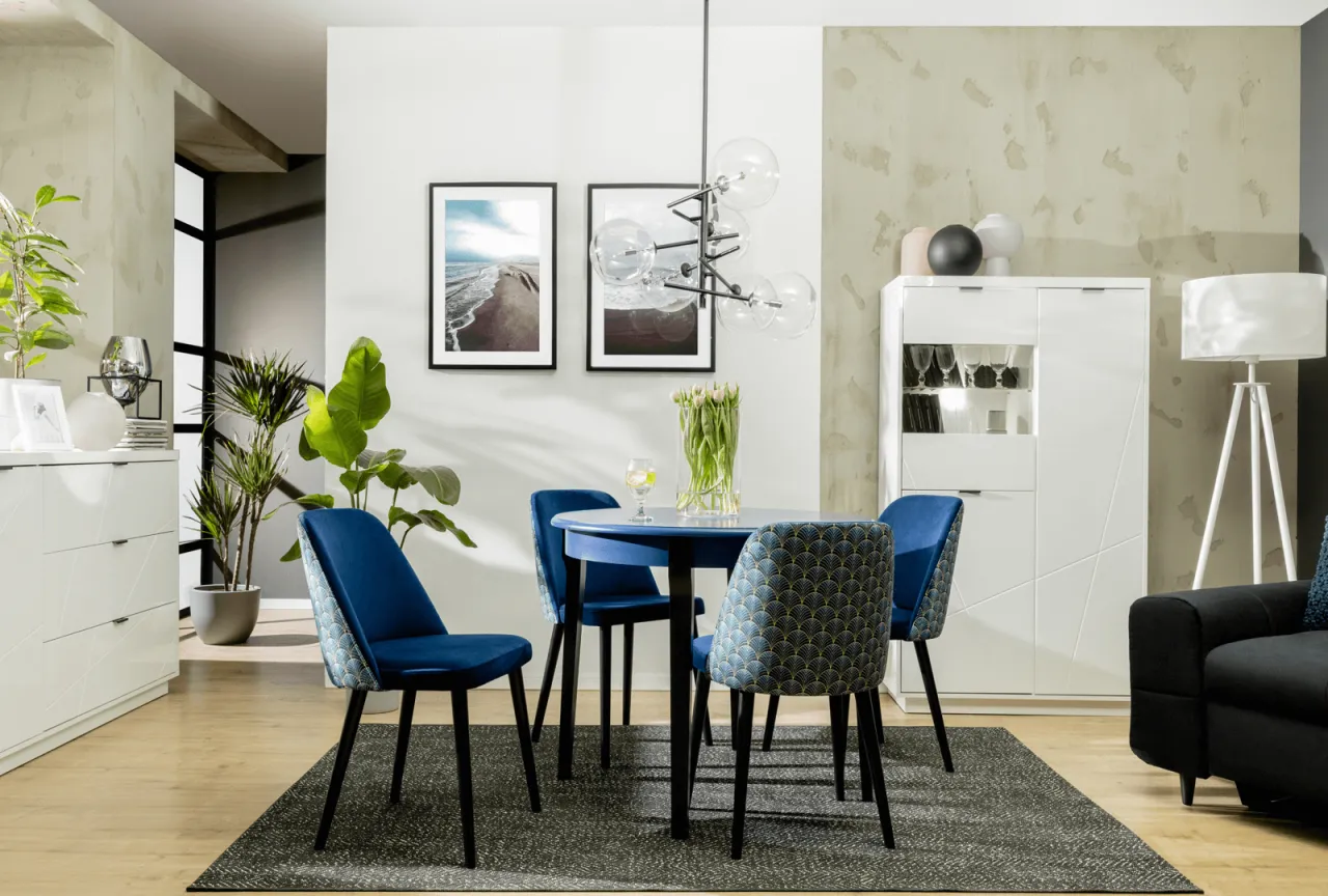 Pomalowane krzesło w nowoczesnym wnętrzu