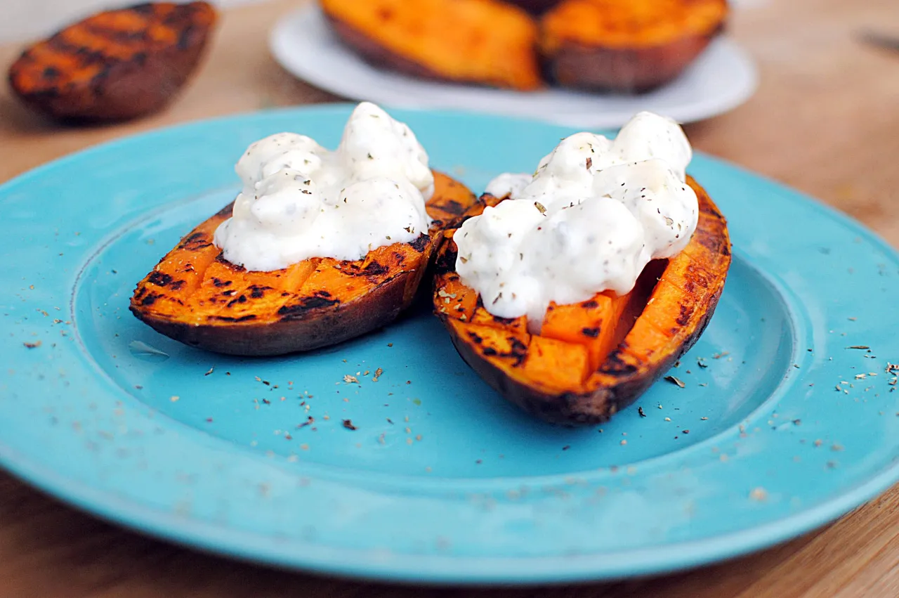 Grillowane bataty z dipem