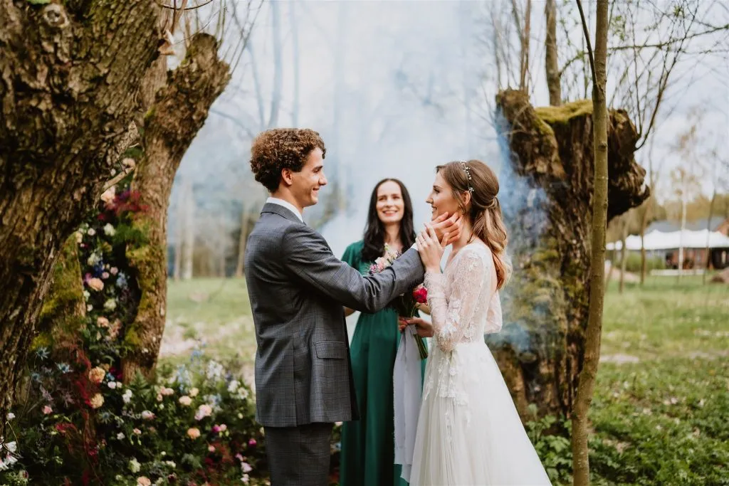 para na ślubie humanistycznym w plenerze