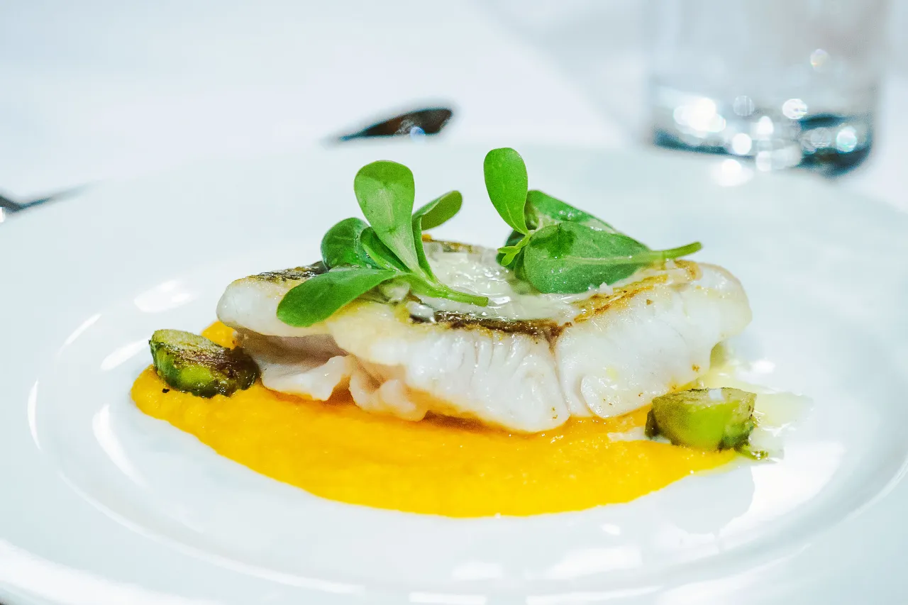 smażąca się ryba na patelni z gorącym olejem