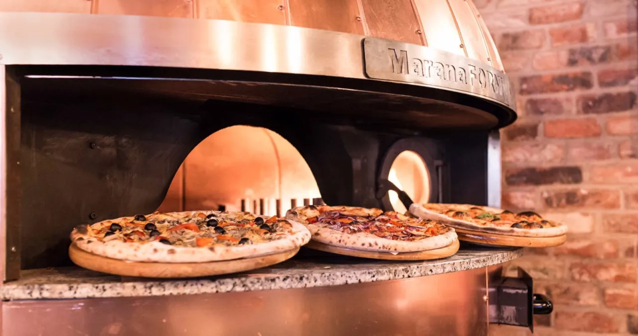 Włoska pizza z pieca w restauracji