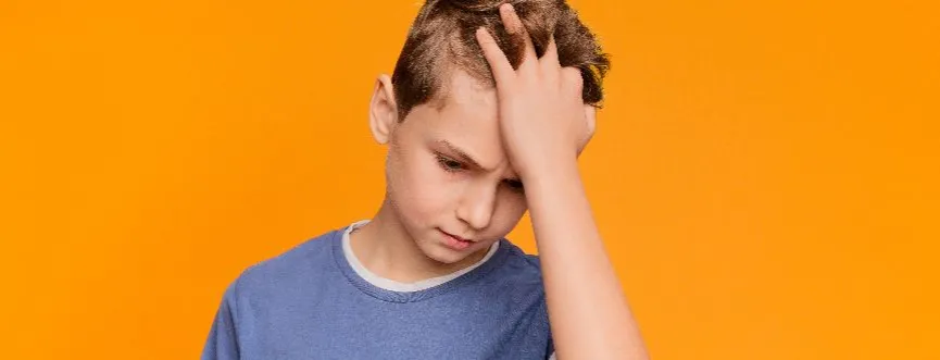 Dziecko z katarem i bólem głowy