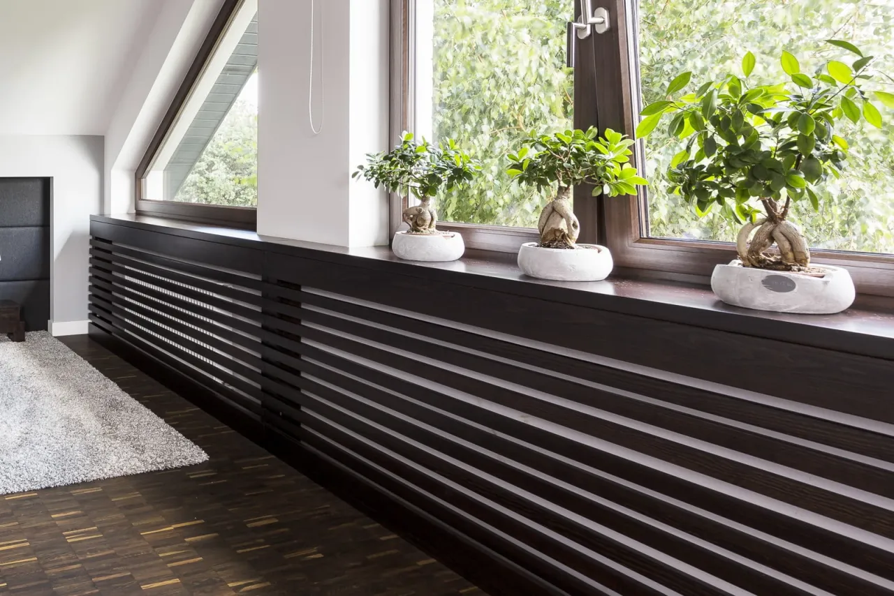 Ukryty grzejnik w salonie, estetyczna zabudowa kaloryfera