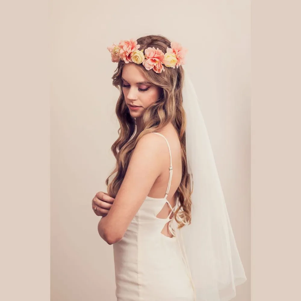 Panna młoda z welonem i panna młoda z opaską/stroikiem