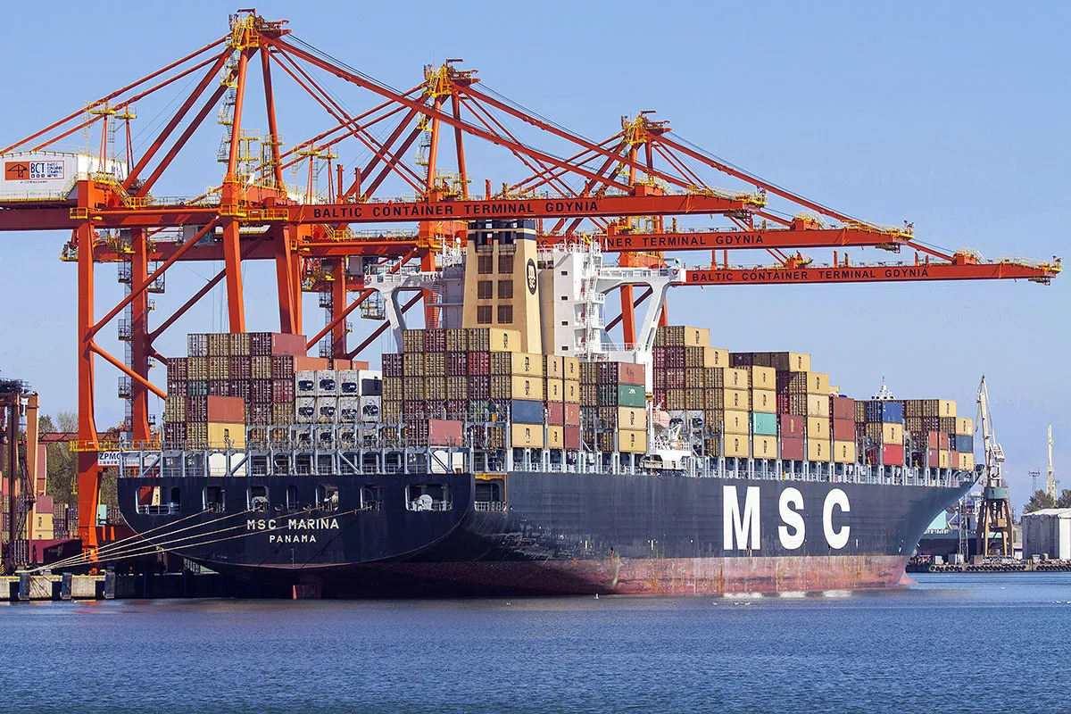 Kontenerowiec w porcie załadunkowym
