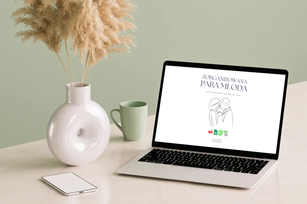 para młoda planująca ślub przy stole z laptopem i notatkami