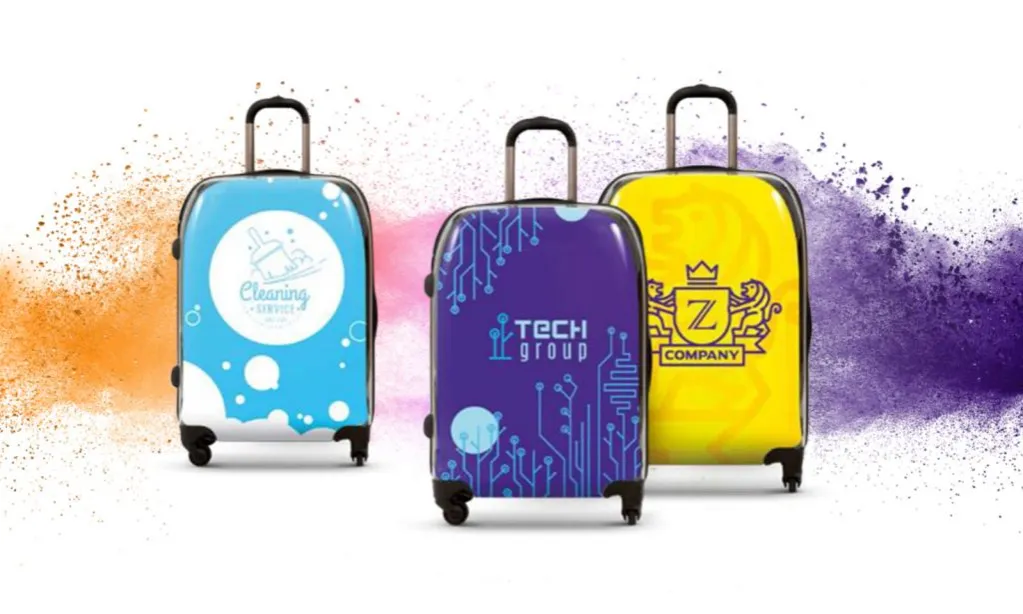 spersonalizowana walizka na lotnisku