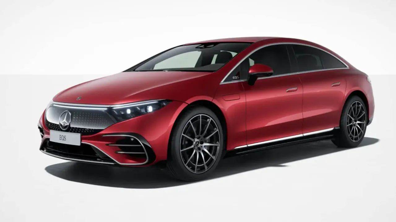 Czerwony Mercedes EQS, samoch&oacute;d elektryczny zasięg 1000 km, prezentuje się elegancko na białym tle.