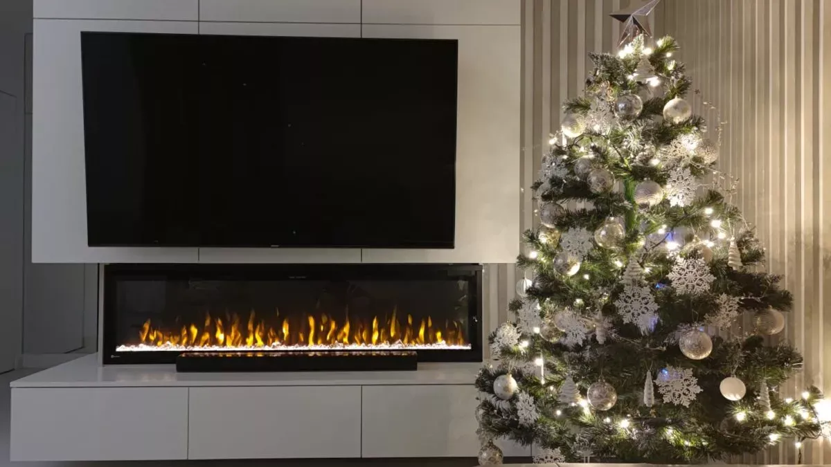 Kominek elektryczny pod telewizorem aranżacja