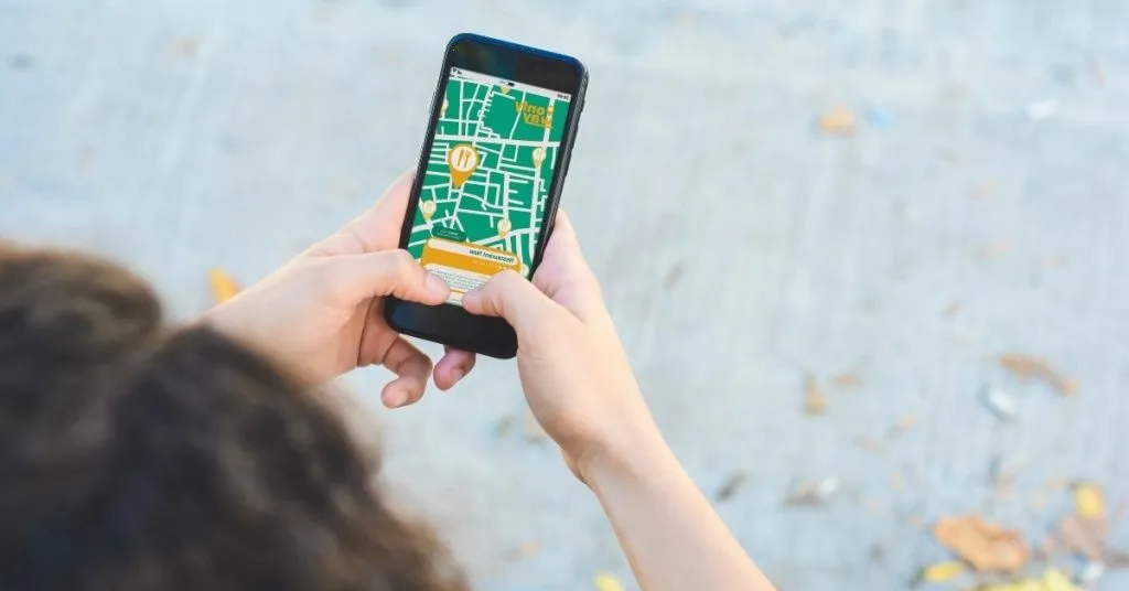 Smartphone mit offener Karten-App die Restaurants in der N&auml;he anzeigt