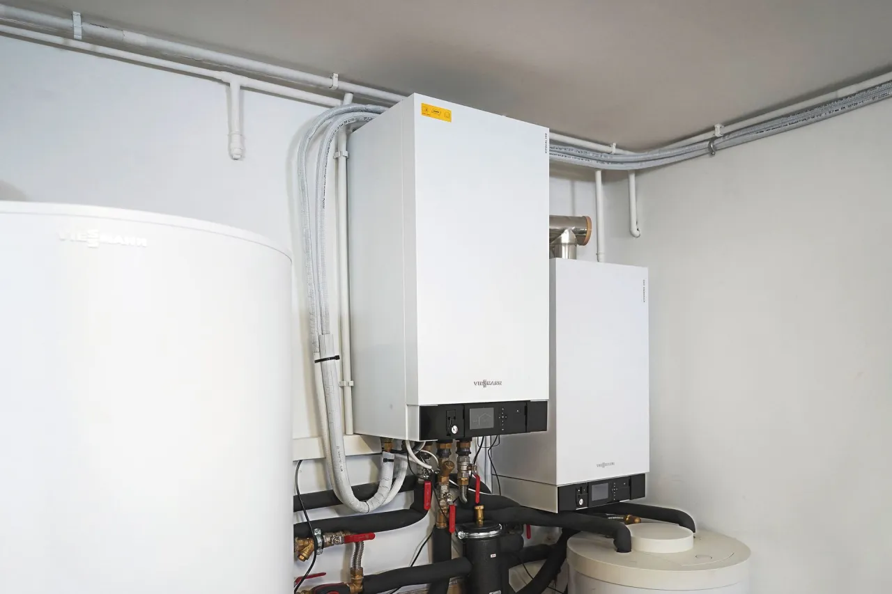 Nowoczesne kotły gazowe i zasobnik wody to alternatywa co zamiast pompy ciepła do domu. Instalacja grzewcza Viessmann.