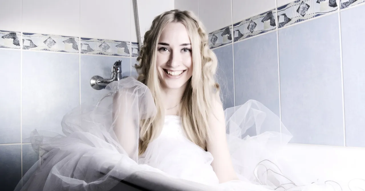 Panna młoda w toalecie z suknią ślubną